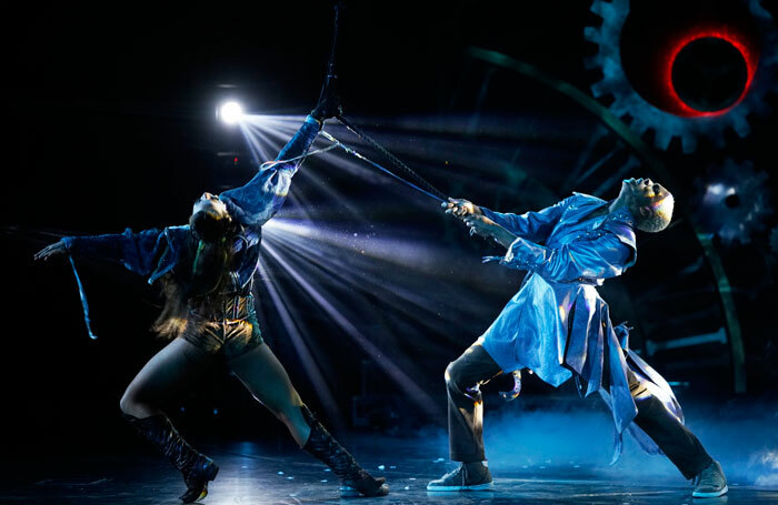 نوجوانان در کشتی کروز