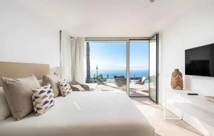 One-Bedroom Suite with Sea View