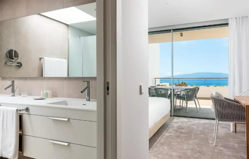 One-Bedroom Suite with Sea View