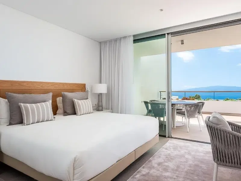 One-Bedroom Suite with Sea View