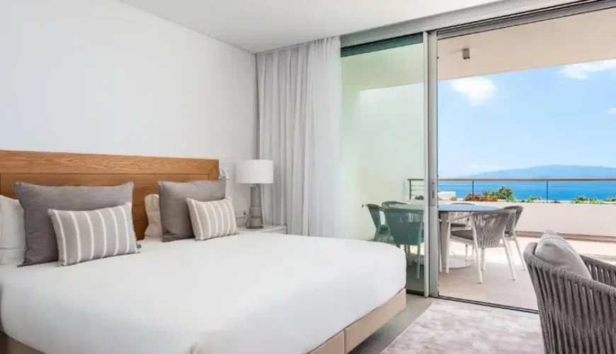 One-Bedroom Suite with Sea View