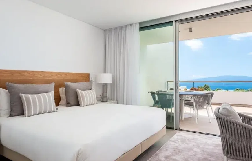 One-Bedroom Suite with Sea View