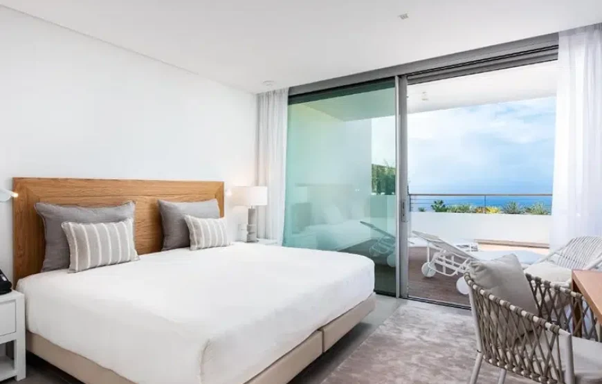 One-Bedroom Suite with Sea View